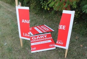 தேர்தல் வேட்பாளர்களின் பிரச்சாரப் பதாகைகள் (signs) எவ்வித சேதமுமின்றி, வீதி ஓரங்களில், எங்கள் கண்களுக்கு தெரியும் வண்ணம் காணப்பட வேண்டும்