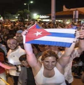 பிடல் காஸ்ட்ரோ மரணம் வீதியில் இறங்கி கொண்டாடிய பொதுமக்கள்