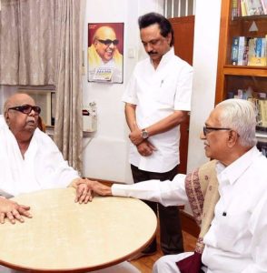 வெளியானது கருணாநிதி புகைப்படம்: கைகளில் கொப்பளங்களுடன்