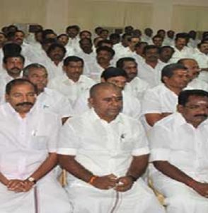 முதல்-அமைச்சரின் உடல் நிலை குறித்து ஒத்த கருத்துடன் செயல்பட அ.தி.மு.க எம்.எல்.ஏக்களிடம் கையெழுத்து