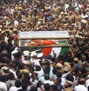 சென்னை மெரினா கடற்கரையில்  புரட்சித்தலைவர் எம்.ஜி.ஆர். நினைவிடத்தில்    முதல்வர் புரட்சித்தலைவி அம்மா உடல் ராணுவ மரியாதையுடன் நல்லடக்கம்