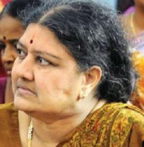 சோ உடலுக்கு நேரில் அஞ்சலி செலுத்திய சசிகலா