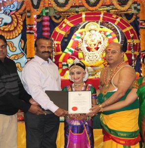 கடந்த வெள்ளிக்கிழமையன்று மாலை ஸ்காபுறோ ஶ்ரீ வரசித்தி விநாயகர் ஆலயத்தில் வழமையான பூசைகள் அபிசேகங்கள் ஆகியவை மிகவும் நேர்த்தியாக நடைபெற்ற பின்னர் இன்னும் கலைசார்ந்த கௌரவிப்பு நிகழ்வு இடம் பெற்றது