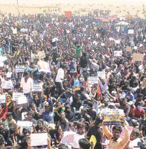 போராட்டக்காரர்களின் நாகரிகமான நடவடிக்கை: போலீஸார் பாராட்டு