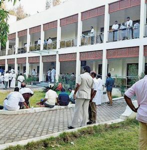 கூவத்தூர் தனியார் விடுதியில் அதிருப்தி எம்எல்ஏக்கள் தனியாக பிரிப்பு? – தம்பிதுரை சமாதான பேச்சு