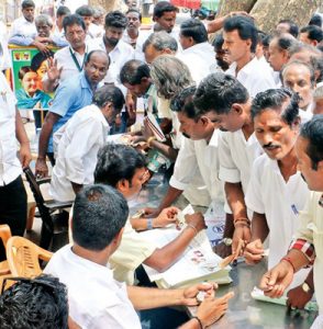 அரசியல் களத்தில் நிலைத்து நிற்பவர் பக்கம் செல்வோம் – ஜெ.தீபா வீட்டின் முன்பு கூடியிருந்த தொண்டர் பேட்டி