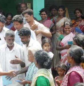 அ.தி.மு.க. எம்.எல்.ஏ.வை முற்றுகையிட்டு கிராம மக்கள் போராட்டம்