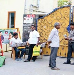 நம்பி வந்தவர்கள் ஏமாற்றம்- விரக்தி:காற்று வாங்கும் தீபா வீடு