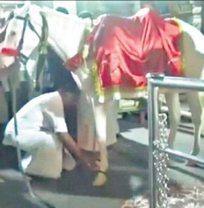 அரசியலில் எழுச்சி பெற குலதெய்வம் கோயிலில் ஓ.பி.எஸ். வழிபாடு