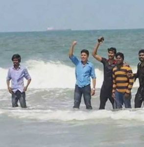விவசாயிகளுக்கு ஆதரவாக மெரினா கடலில் இறங்கி போராடிய இளைஞர்கள் கைது