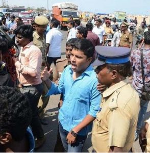 விவசாயிகளுக்கு ஆதரவாக மெரினா கடலில் இறங்கி போராடிய 29 இளைஞர்கள் மீது வழக்கு பதிவு