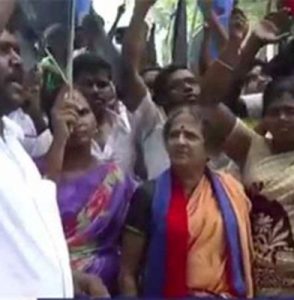 அதிமுக பெண் எம்எல்ஏ-வுக்கு கறுப்புக் கொடி காட்டி மக்கள் எதிர்ப்பு