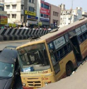 சென்னை ஜெமினி பாலம் அருகே ஏற்பட்ட திடீர் பள்ளம்: பேருந்து, கார் சிக்கியதால் பரபரப்பு