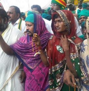 டெல்லியில் சேலை அணிந்த தமிழக விவசாயிகள் ‘தாலி அறுத்து’ போராட்டம்