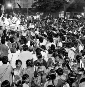 ஆர்.கே.நகர் பகுதியில் ஜெயலலிதா பாணியில் ஓ.பன்னீர்செல்வம் பிரசாரம்
