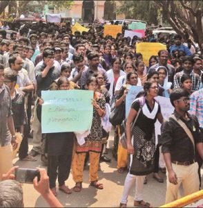 7-வது நாளாக டாக்டர்கள் போராட்டம்; கருப்பு உடை அணிந்து ஊர்வலமாக வந்தனர்