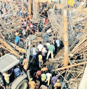 கட்டுமான பணியின்போது பள்ளி கட்டிடம் இடிந்து தொழிலாளி பலி 12 பேர் உயிருடன் மீட்பு
