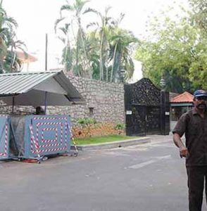 ‘களை’ இழந்த ஜெயலலிதாவின் போயஸ்கார்டன் இல்லம், வேலைக்காரர்கள் மட்டுமே உள்ளனர்