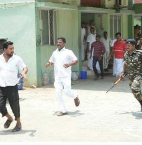 முக்கிய ஆவணங்களை எடுத்து ஓடிய விஜயபாஸ்கர் கார் டிரைவர் பிடித்து உதைத்த சிஆர்பிஎப்