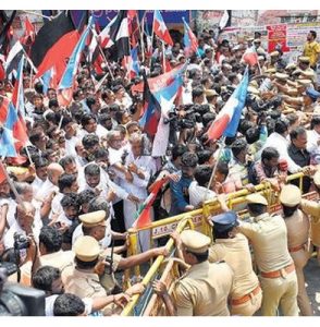 முழு அடைப்புக்கு ஆதரவாக சென்னையில் மறியல்: அரசியல் கட்சித் தலைவர்கள் உள்ளிட்ட 8 ஆயிரம் பேர் கைது