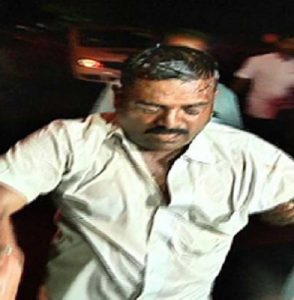 தினகரன் வீட்டு முன்பு அவரது ஆதரவாளர் தீக்குளிக்க முயற்சி