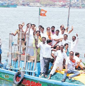 காசிமேட்டில் படகில் சென்று கங்கை அமரன் நூதன பிரசாரம் நடுகடலில் மீனவர்களிடம் வாக்கு சேகரித்தார்