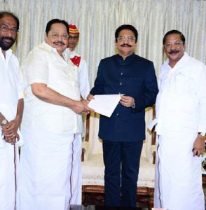 எடப்பாடி பழனிசாமி அமைச்சரவை மீது நடவடிக்கை எடுக்க ஆளுநரை சந்தித்து திமுக எம்.பிக்கள் புகார்