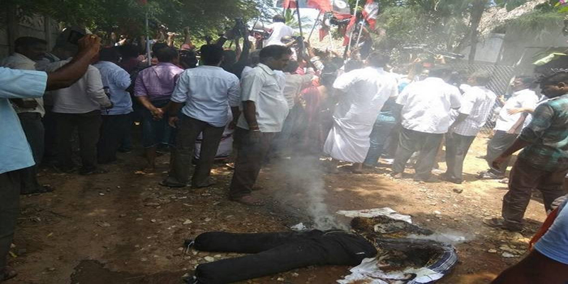 புதுச்சேரியில் டிடிவி தினகரன் உருவ பொம்மையை எரித்து அதிமுகவினர் ஆர்ப்பாட்டம்