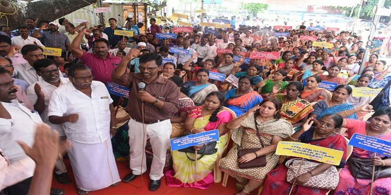 இலங்கையில் கல்வி நடவடிக்கைகள் முற்றிலும் பாதிப்பு