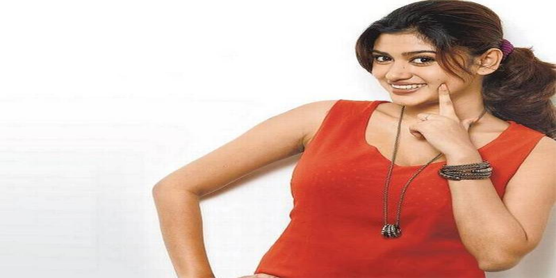 இன்னும் ஆரவ்வை காதலிக்கிறீர்களா? – ரசிகரின் கேள்விக்கு ஓவியா பதில்