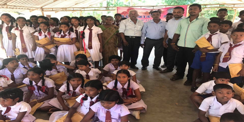 வட்டுக்கோட்டை இந்து வாலிபர் சங்கத்தினால் பாடசாலை சீருடை துணிகள் அன்பளிப்பு