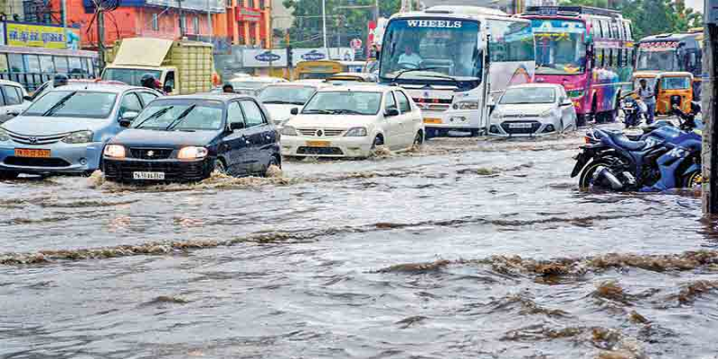 விடிய விடிய மழை சென்னை நகரில் வெள்ளப்பெருக்கு ; மழை விபத்துகளில் 3 பேர் பலி