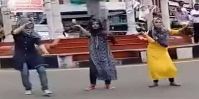 நடுரோட்டில் நடனம்: முஸ்லிம் பெண்களை மிரட்டியவர்கள் மீது வழக்கு