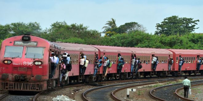 ரயில் போக்குவரத்து அத்தியாவசிய சேவையாக மாற்றப்பட்ட பிறகும் தொடரும் வேலைநிறுத்தம்