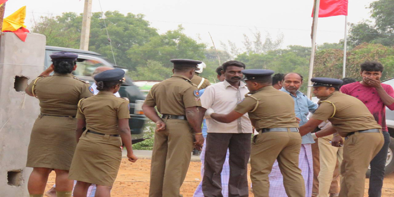 வட்டுக்கோட்டை பகுதியில்  வயற் காணிக் கிணறு ஒன்றிலிருந்து பெருமளவான  ஆயுதங்கள் மீட்கப்பட்டுள்ளன