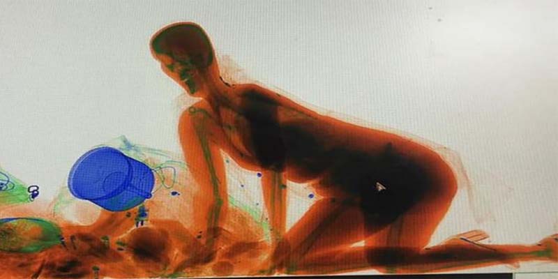 ரெயில் நிலையத்தில் சோதனை மையத்தில் எக்ஸ்-ரே இயந்திரத்திற்குள் பையுடன் சென்ற சீனப்பெண்!