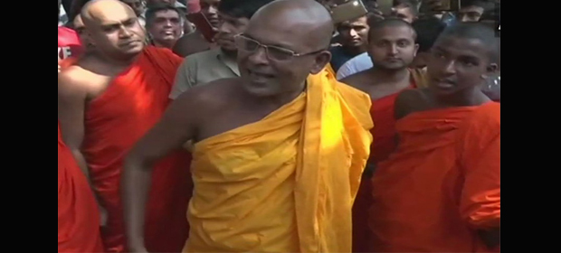 இலங்கையில் கைதானவர்களை விடுதலை செய்யக்கோரி புத்த சமூகத்தினர் போலீஸ் நிலையம் முன் போராட்டம்