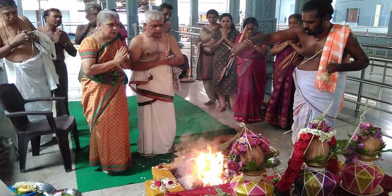 வாலாஜாபேட்டை தன்வந்திரி பீடத்தில்  ஏகாதசி திதியை முன்னிட்டு மூலவர் தன்வந்திரி பகவானுக்கு நெல்லிபொடி அபிஷேகம் நடைபெற்றது