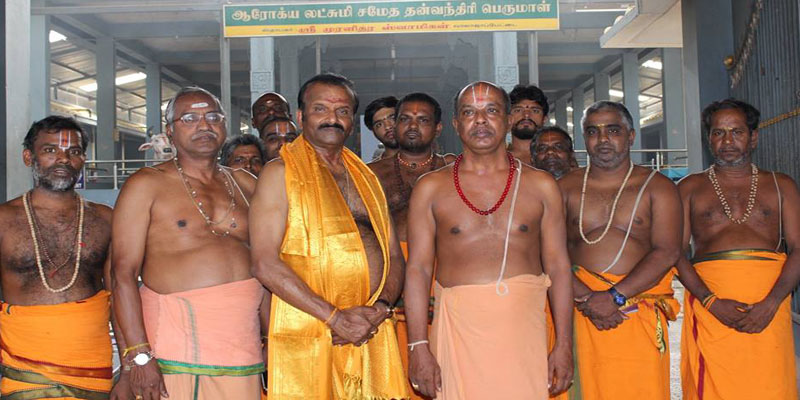 வாலாஜாபேட்டை ஸ்ரீ தன்வந்திரி பீடத்தில்  நடைபெறும் ஸ்ரீ தன்வந்திரி கோடி ஜப ஹோமத்தில்  கனடா நாட்டு உதயன் பத்திரிகையின் ஆசிரியர் பங்கேற்பு