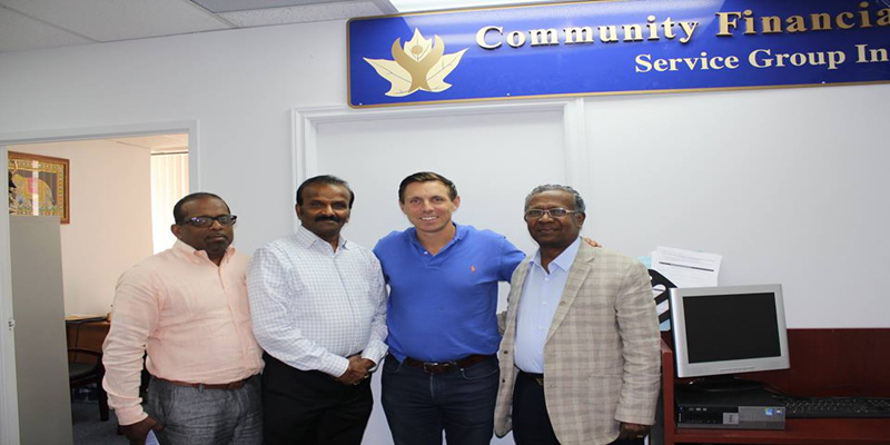 ஸ்காபுறோ நகரில் தமிழ் பேசும் நண்பர்கள் சிலரை பெற்றிக் பிரவுண் சந்தித்தார்