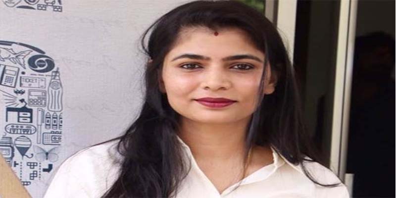 வைரமுத்து மீது பாலியல் குற்றச்சாட்டு: வழக்கு தொடர்வது குறித்து ஆலோசனை – பாடகி சின்மயி பேட்டி