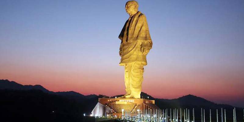 இந்தியா இருக்கும் நிலையில், 3000 கோடி ரூபாய் செலவில் ஏன் ஒரு சிலை என்று  சமூக ஆர்வலர்களும், அரசியல்வாதிகளும் கேள்வி!