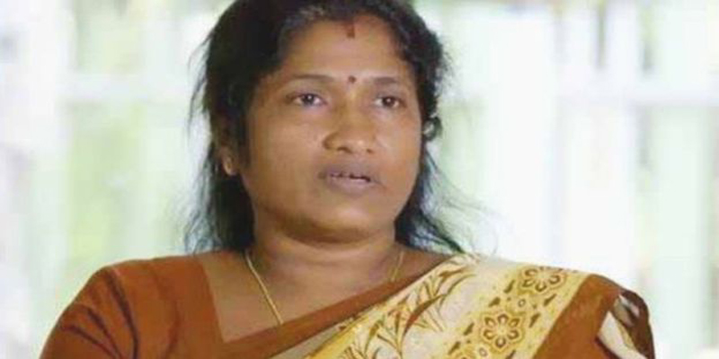பேருந்தில் பணிக்கு செல்லும் இலங்கையின் முன்னாள் அமைச்சர்