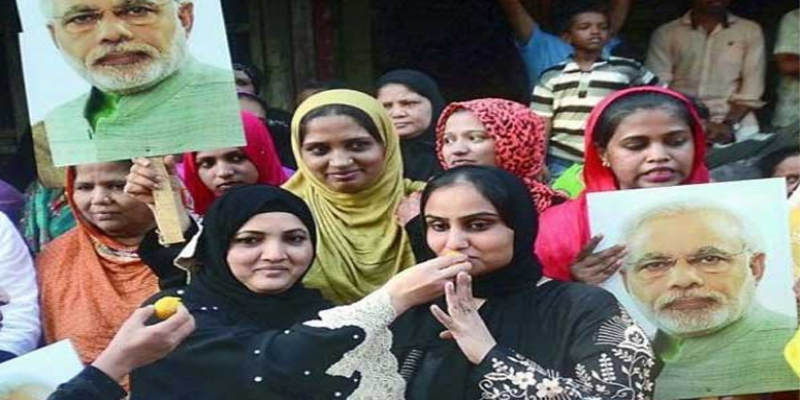 முத்தலாக் சட்டம்: முஸ்லிம் பெண்கள் கொண்டாட்டம்