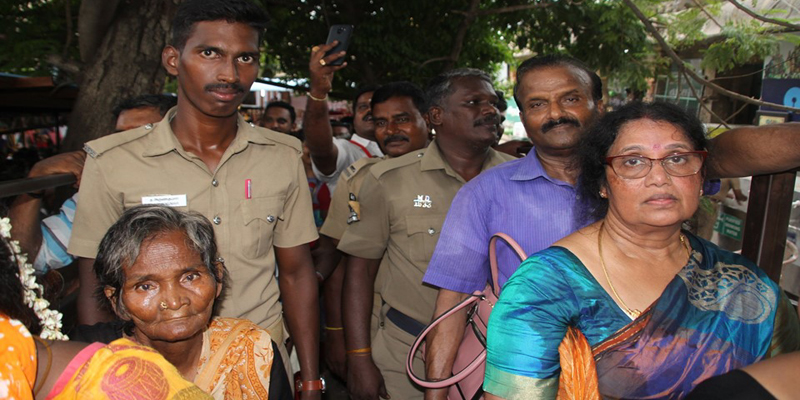 தமிழ்நாடு காஞ்சிபுரத்தில் பக்தர்களுக்கு காட்சி கொடுத்தும் அருள் வழங்கியும் விடைபெற்றார் அத்தி வரதர்