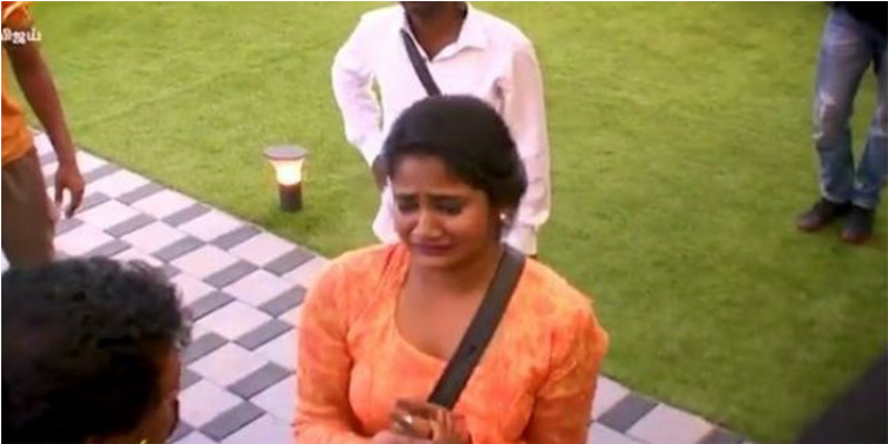 பிக்பாஸ் 3 லொஸ்லியா: “அப்படியா உன்னை வளர்த்தேன்” – மனம் குமுறிய லொஸ்லியா தந்தை மரியநேசன், ஓரமாக நின்ற கவின்