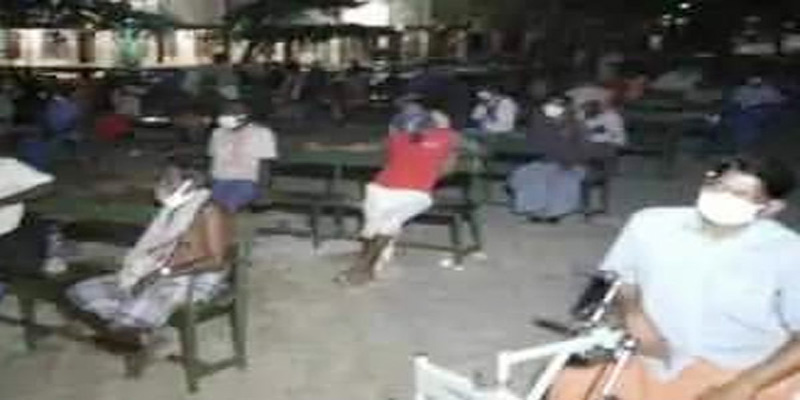 தமிழகத்தின் சமூக இடைவெளி தியேட்டர் – கழிவறைகள் சுத்தமாக பராமரிக்காமல் கொரோனா  தொற்று தொடரும் ?