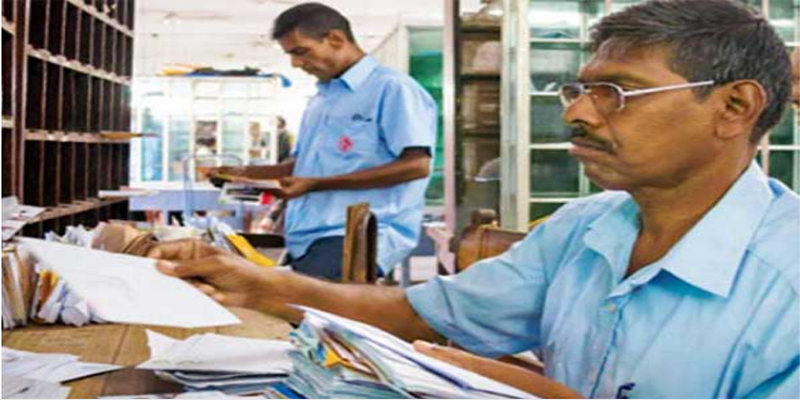 தபால் அதிகாரிகளின் ஏப்ரல் மாத ஊதியத்தை குறைக்க இலங்கை அரசு முடிவு: அதிகாரிகள் அதிருப்தி