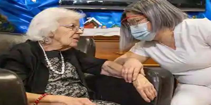 89 வயதான மூதாட்டிக்கு முதல் கொரோனா தடுப்பு மருந்து-பொதுப்பணித்துறை அமைச்சர் அனிதா ஆனந்த்