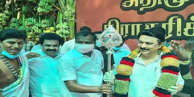 முத்துராமலிங்க தேவரின் குருபூஜைக்குப் போய் அங்கு வழங்கப்பட்ட விபூதியை பூசிக் கொள்ளாமல் கீழே கொட்டி அவமானப்படுத்திய ஸ்டாலின்